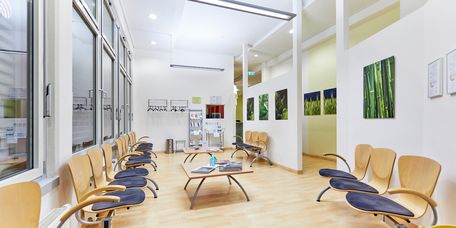 Stühgle im Wartezimmer des MEDICLIN MVZs Offenburg