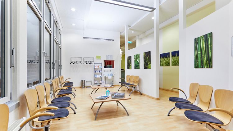 Stühgle im Wartezimmer des MEDICLIN MVZs Offenburg