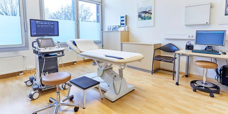 Medizinische Geräte im Behandlungsraum Gefäßchirurgie im MEDICLIN MVZ Offenburg