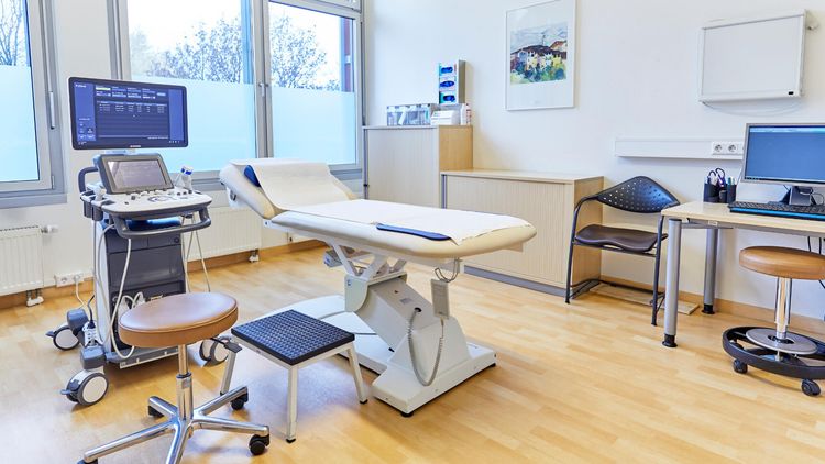 Medizinische Geräte im Behandlungsraum Gefäßchirurgie im MEDICLIN MVZ Offenburg