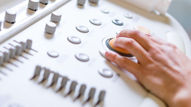 Arzt bedient Ultraschallgerät
