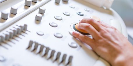 Arzt bedient Ultraschallgerät